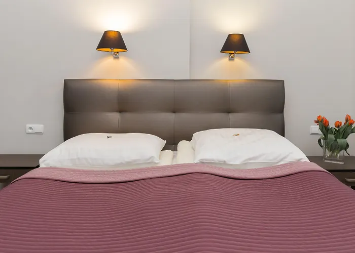 Floryan Old Town מלון 3*